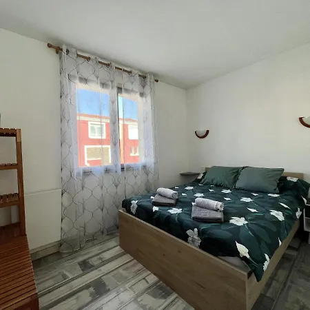 Agreable Proche De Port Olonna - 4 Pers *